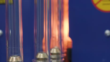 línea de fabricación de botellas de plástico, proceso de soplado en caliente de plástico de botellas transporte de materias primas por transportador automático en la fábrica industrial