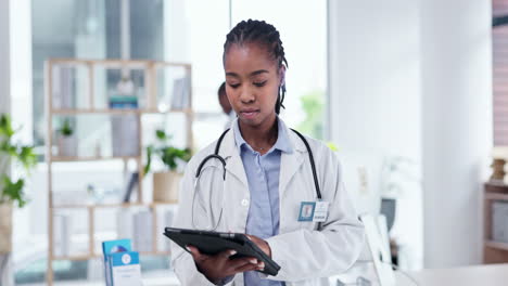 Tableta,-Médico-Y-Mujer-Negra-En-Línea-En-El-Hospital