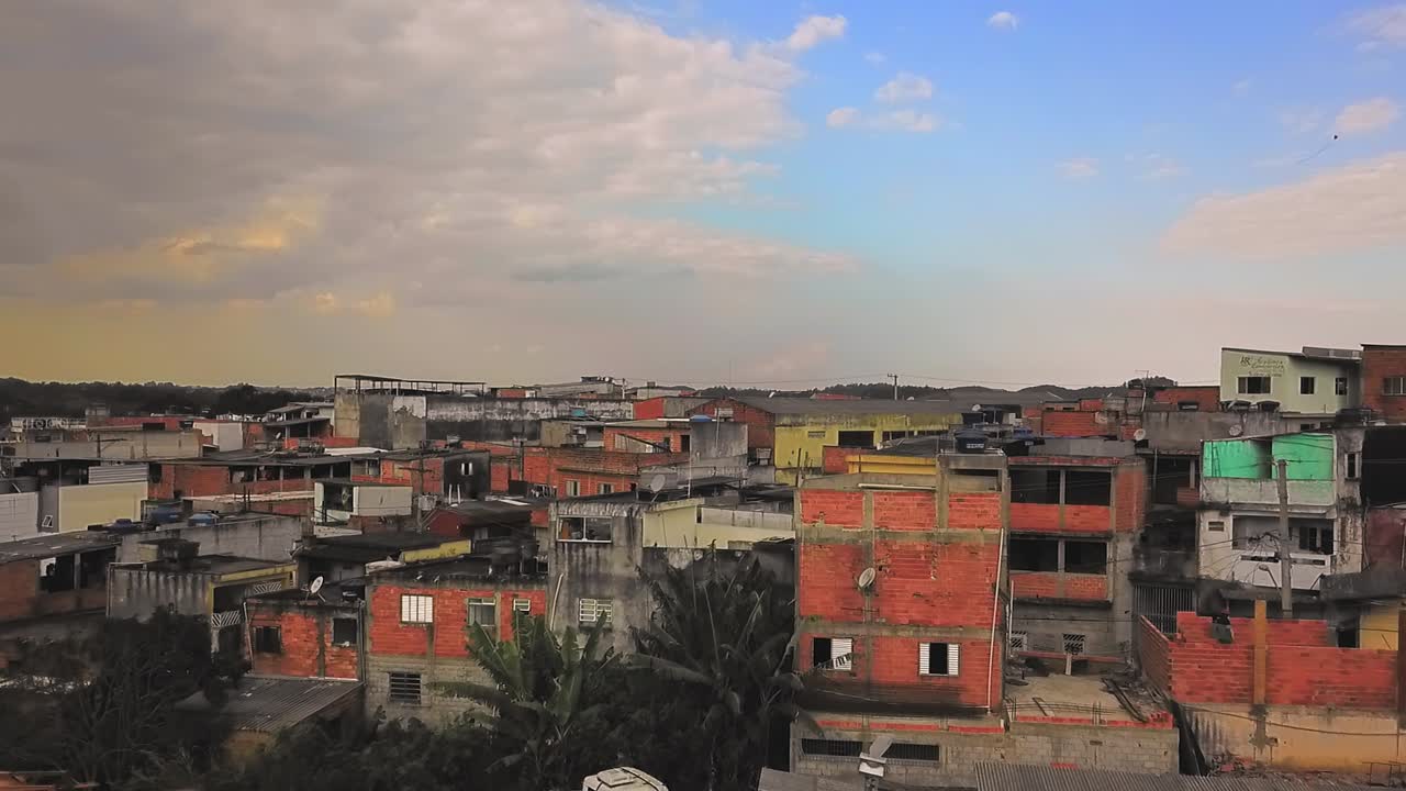 disparo de dron bajo volando lentamente sobre los edificios en las favelas de sao paulo y luego elevándose por encima