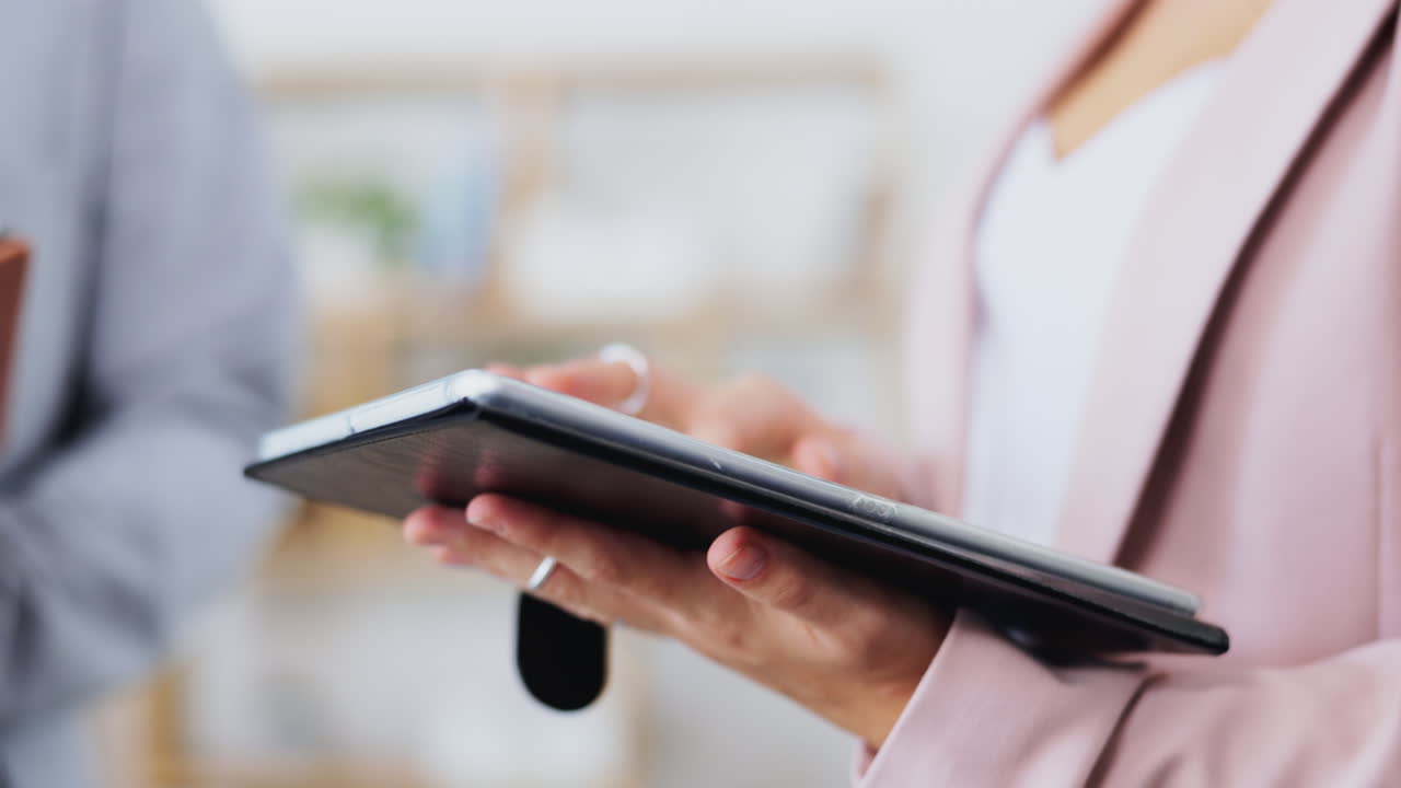 manos, tableta y investigación con una mujer de negocios