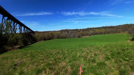 una vista aérea con un dron fpv volando bajo el viaducto moodna en salisbury mills, ny en un día soleado