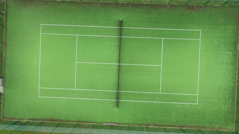 Círculo-De-Drones-Alejar-La-Toma-Superior-Volando-Sobre-La-Cancha-De-Tenis-Toma-Aérea-Redonda-Superior-De-La-Cancha-De-Tenis,-área-De-Canchas-De-Tenis-En-La-Zona-Del-Parque-Verde-Durante-El-Día