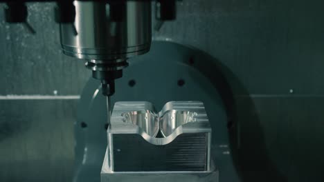 máquina de molde perfora y pulveriza agua sobre el molde como se hace en la planta de fabricación