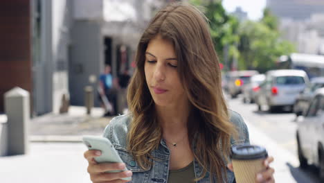 Café-En-Una-Mano,-Conectividad-En-La-Otra