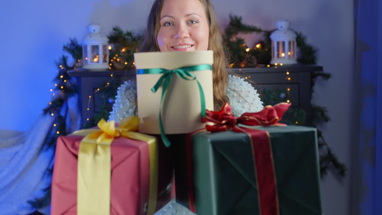 morena generosa dando tres grandes regalos de navidad envueltos, vista vertical