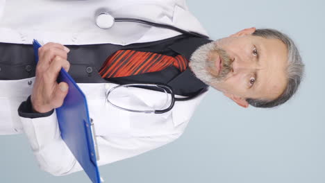 el video vertical del viejo doctor enojado.