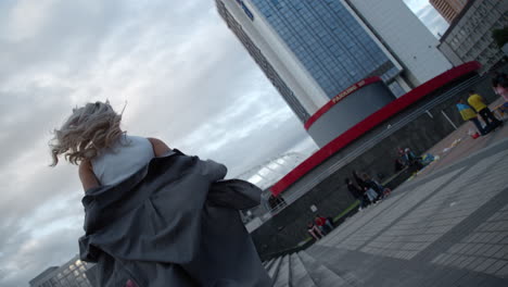 Blonde-Frau-Läuft-Treppen-In-Der-Modernen-Architektur-Der-Abendstadt.