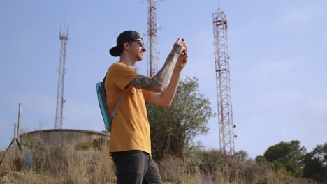 hombres jóvenes en una caminata filmando con una cámara de teléfono inteligente punto de referencia invisible