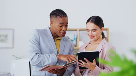 escritura, gente de negocios y tabletas digitales