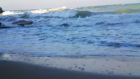 rompeolas en la playa, sidari, corfú