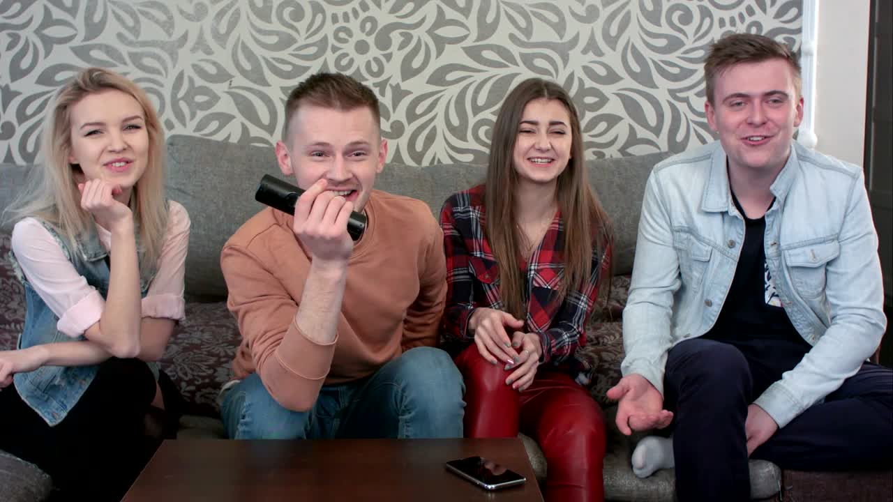 молодые друзья из университета собираются в студенческом доме, громко обсуждают фильм