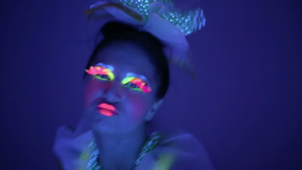 retrato de una mujer de neón