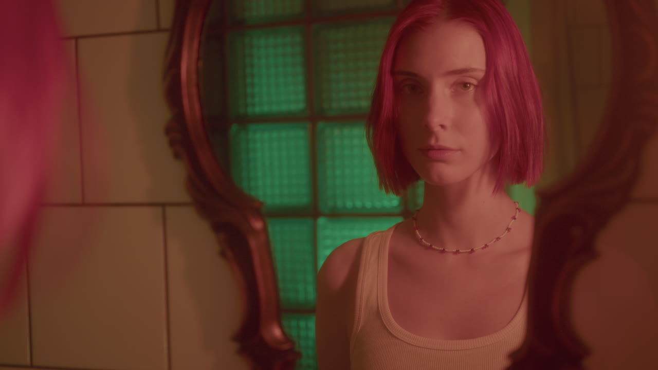 retrato de una joven hermosa mujer reflejada en el ornamentado espejo del baño