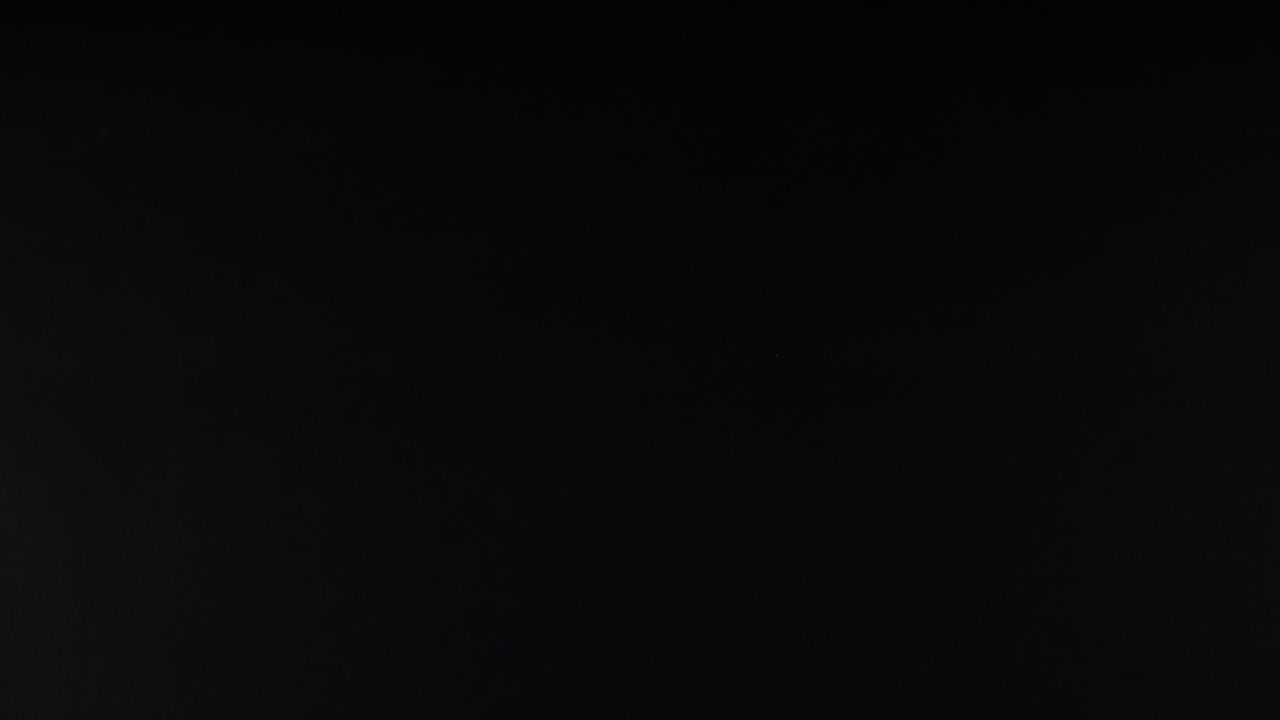 мяч для гольфа движется по темному фону