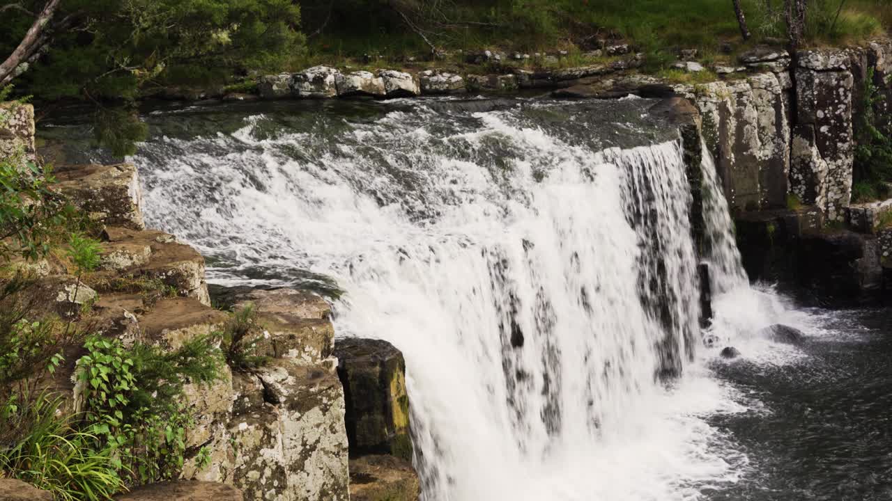 torrente de agua de la cascada de charlie's rock en kerikeri, nueva zelanda