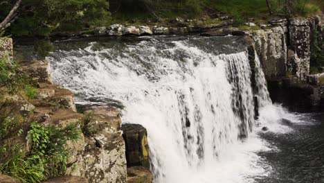 Torrente-De-Agua-De-La-Cascada-De-Charlie&#39;s-Rock-En-Kerikeri,-Nueva-Zelanda