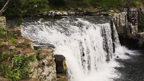 torrente de agua de la cascada de charlie&#39;s rock en kerikeri, nueva zelanda
