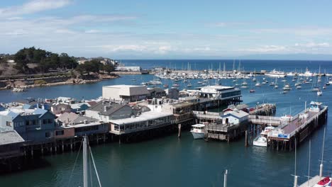 Primer-Plano-Aéreo-Bajo-Del-Antiguo-Muelle-De-Pescadores-En-Monterey,-California