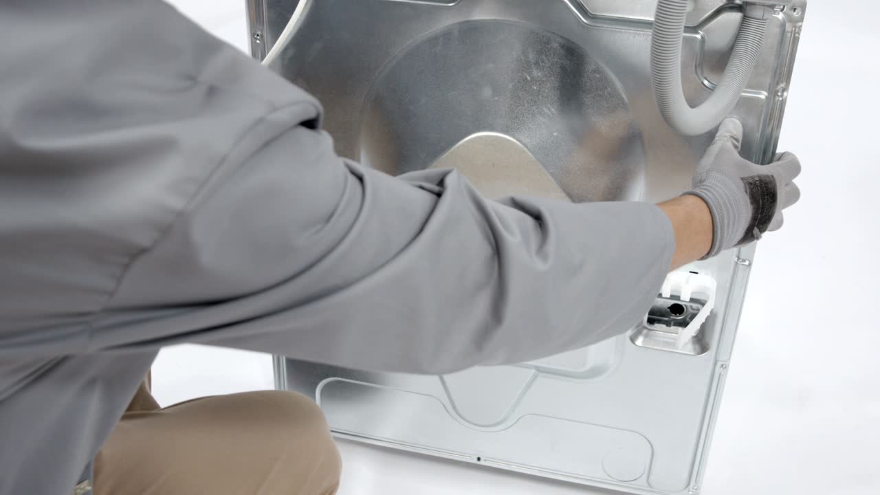 세탁기의 뒷판을 제거합니다.