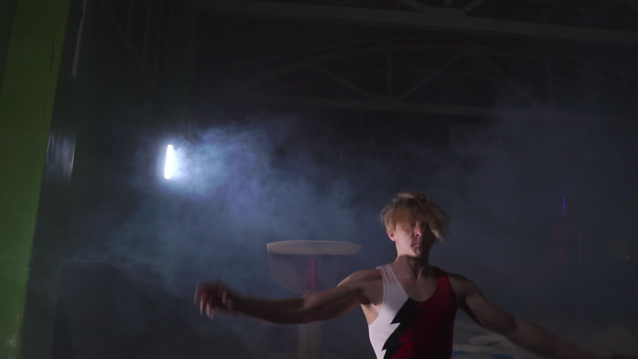 гимнастка гимнастика сальто упражнение hd замедленное видео. спортсмен сальто