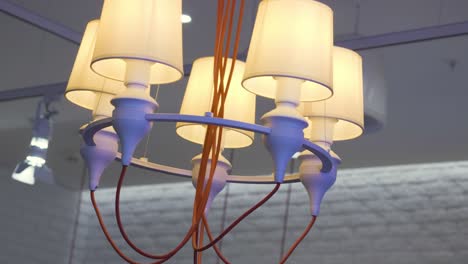 candelabro blanco elegante con cordones de naranja