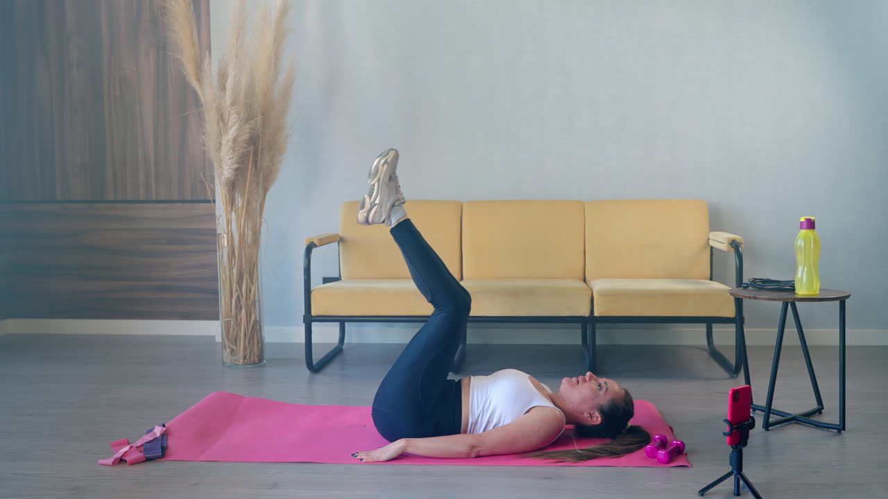 mujer haciendo levantamientos de piernas en casa