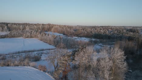 Campos-Cubiertos-De-Nieve-Y-Bosques-Desde-Una-Vista-Aérea