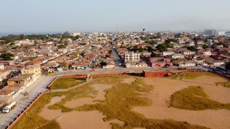 Lugar-De-Oración-Musulmana-En-La-Mezquita-Del-Rey-Fahad-En-Banjul,-Gambia---Vista-Panorámica-Aérea-De-África-Occidental-Durante-El-Día