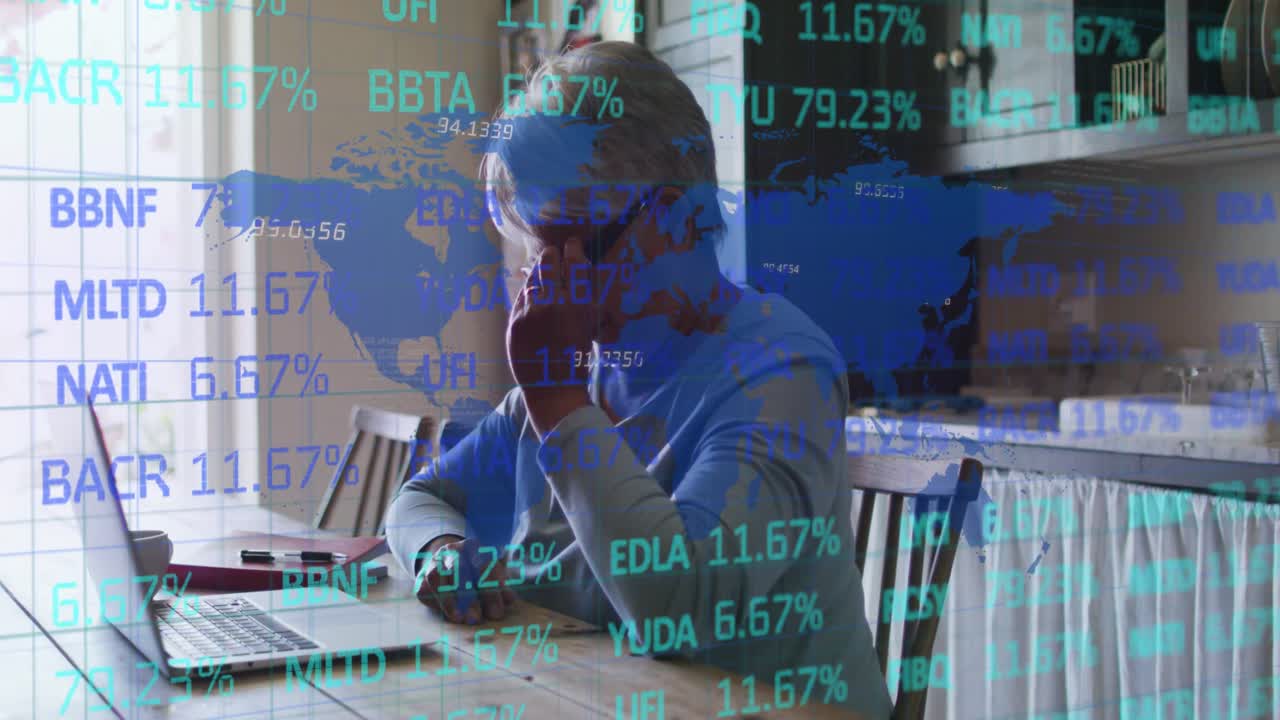 Elaborazione dati di borsa su mappa del mondo su sfondo di donna che usa il laptop a casa.