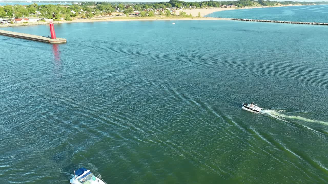un barco que se acerca a la entrada en el canal de muskegon