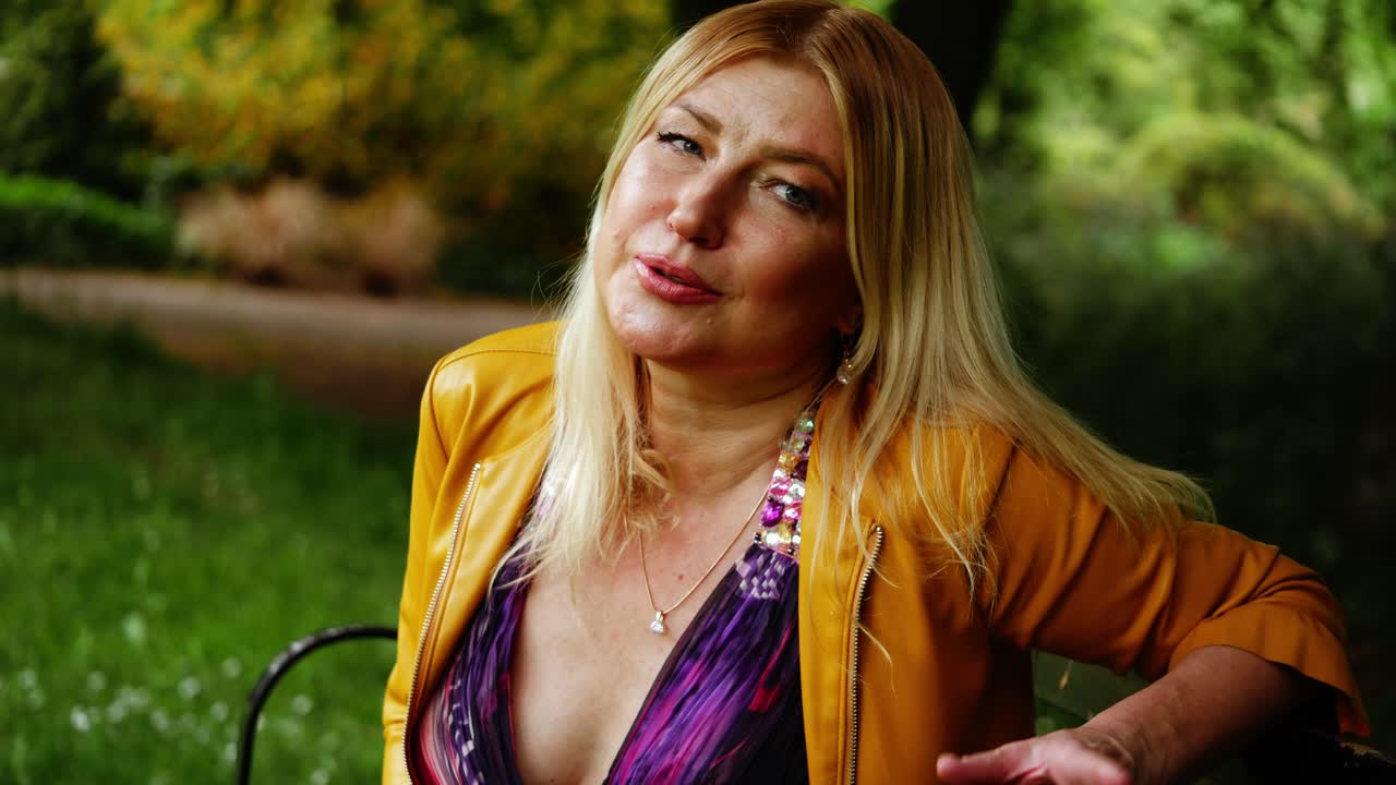 привлекательная женщина разговаривает средний портрет 4к снимок замедленного движения