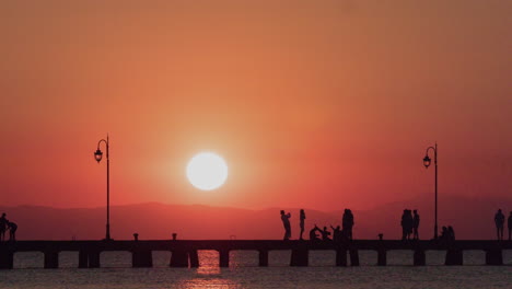 Zeitraffer-Des-Menschenverkehrs-Auf-Dem-Pier-Bei-Sonnenuntergang