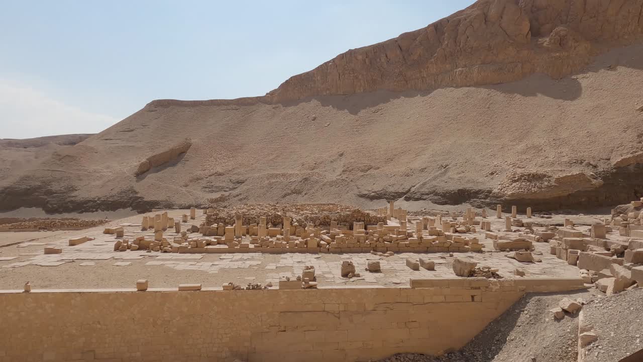 ruinas junto al templo de hatshepsut en la región desértica de luxor