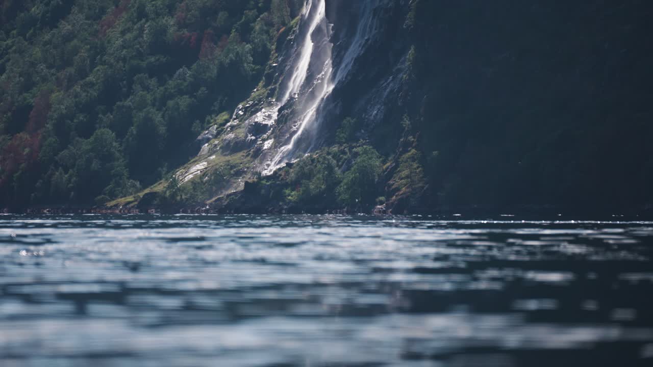 세븐 시스터스 폭포 (seven sisters waterfall) 는 게이랑거 피오르드의 가파른 절벽 아래로 폭포로 떨어지고, 그 물은 아래의 피오르드로 흘러들어간다.