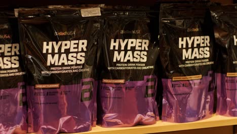 interior de la tienda de nutrición deportiva con una gran selección de suplementos nutricionales.