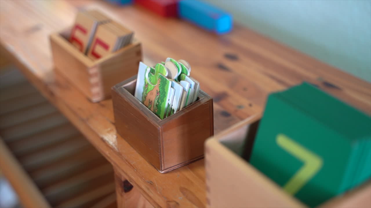 학교의 선반에 있는 몬테소리 퍼즐