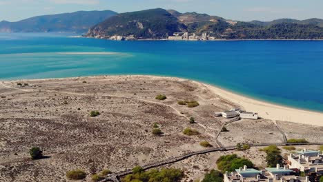 Drohnenaufnahme,-Die-über-Die-Wasserlücke-Zwischen-Troia-Und-Setubal-In-Portugal-Schwenkt