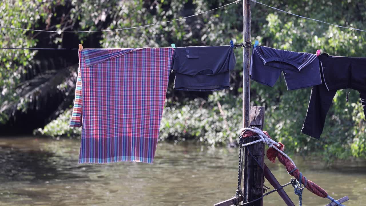 옷이 흐르는 강 에서 줄에 건조하고 있다