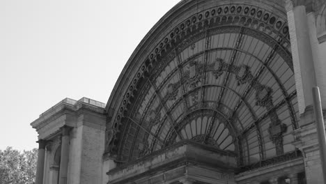 Architectural-Detail-Of-The-Royal-Museum-of-the-Armed-Forces-and-Military-History-In-Brussels,-Belgium---close-up