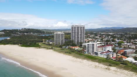 Holiday-Resort-Buildings-And-The-Currumbin-Creek-Bridge-At-The-Coastline-Of-Palm-Beach-In-Australia