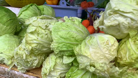 Primeros-Planos-De-Verduras-De-Repollo-Fresco-En-Un-Hermoso-Arreglo-O-Exhibición