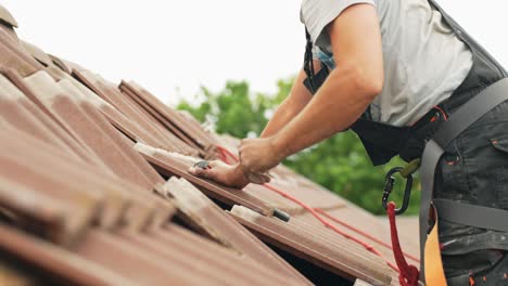 Refixing-rooftiles-to-make-space-for-solar-panels-installation