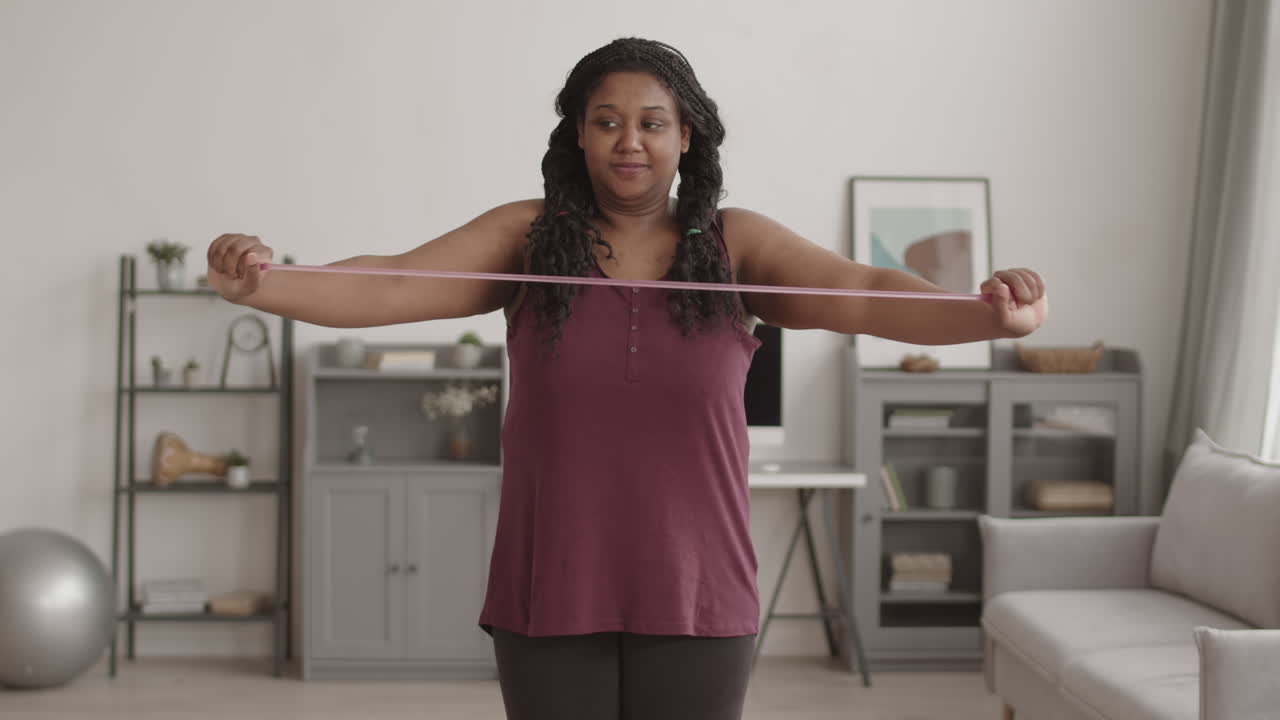 mujer haciendo ejercicios en casa