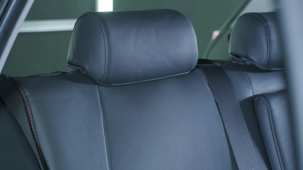 cubiertas de asiento de cuero negro en el coche. hermoso diseño interior de automóvil de cuero. asientos de cuero de lujo en el automóvil.