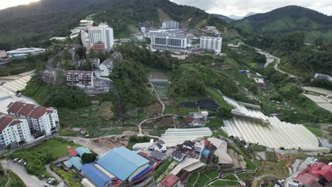 vista general del paisaje del distrito de brinchang dentro del área de cameron highlands de malasia