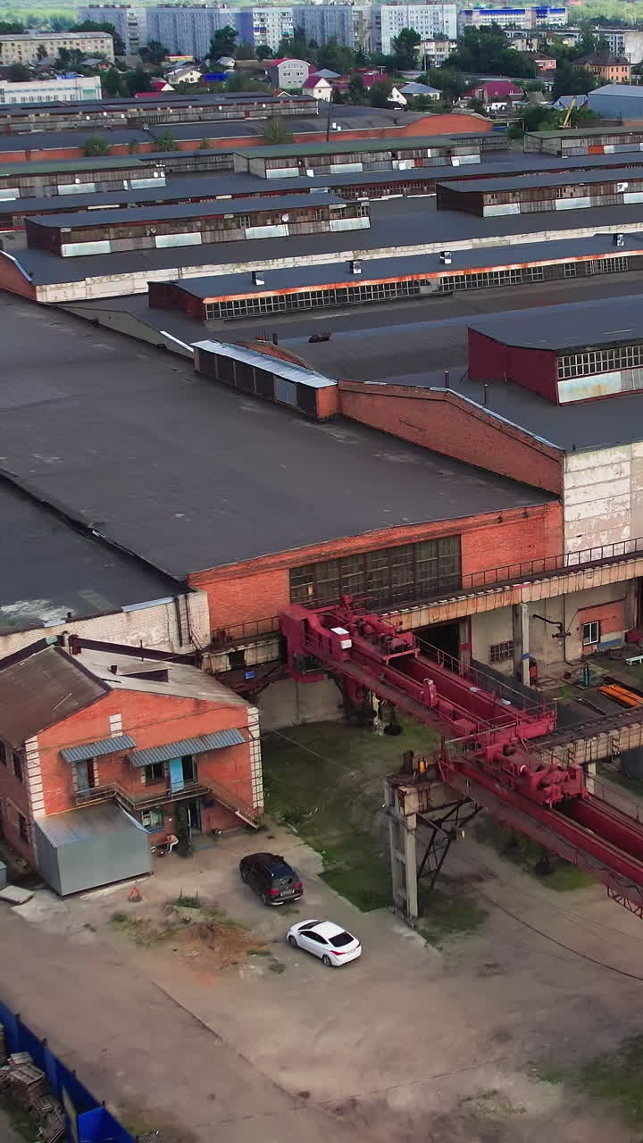 vista aérea de un amplio complejo industrial con almacenes y ferrocarril