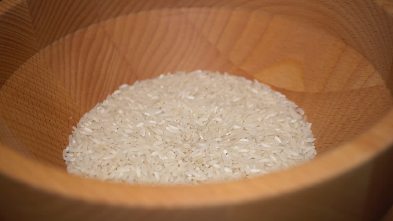 verter el grano de arroz en una fresadora para convertirlo en harina para hornear sin gluten
