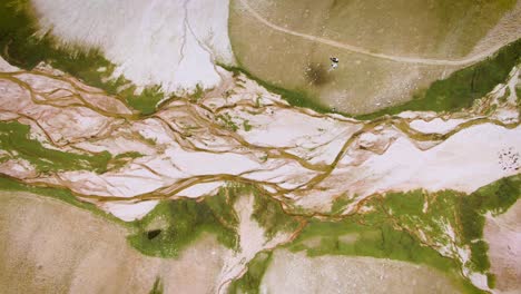 vista aérea del río en el valle que desemboca en el lago arashan en la meseta de angren, namangan, uzbekistán