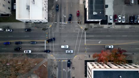 el centro de jackson, tennessee, intersección de tráfico con vehículos en movimiento y video de dron estable.