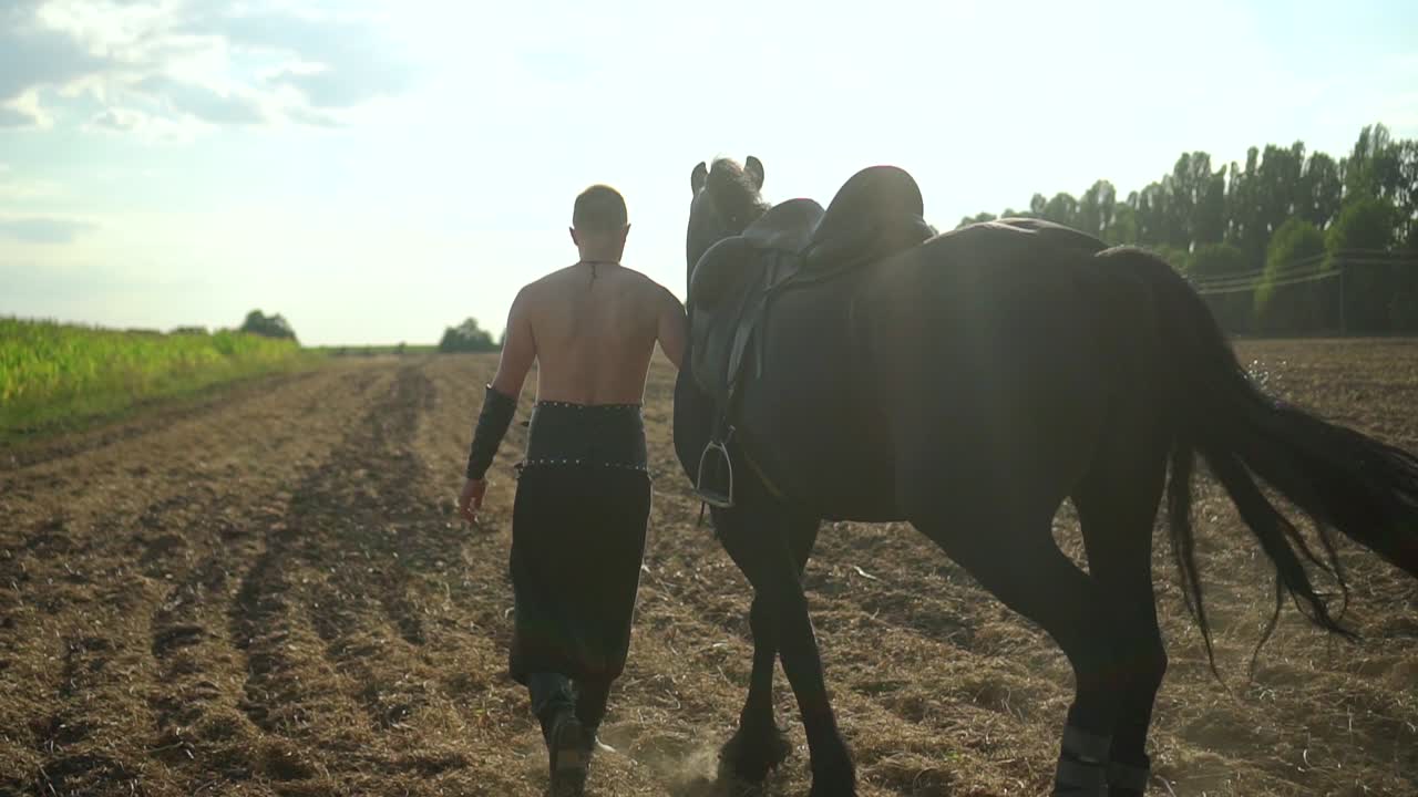 un uomo cammina con un cavallo nel campo 01